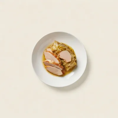 Suprême de pintade au chou farci et foie gras