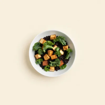 Bowl de riz noir, tofu fumé et chou kale