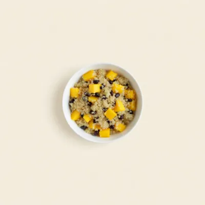 Salade vegan de quinoa, mangue et haricots noirs