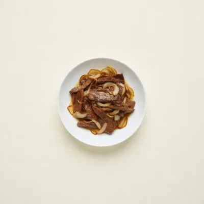 Bœuf sauté aux oignons