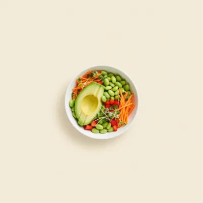Buddha bowl vegan à l'avocat et edamame